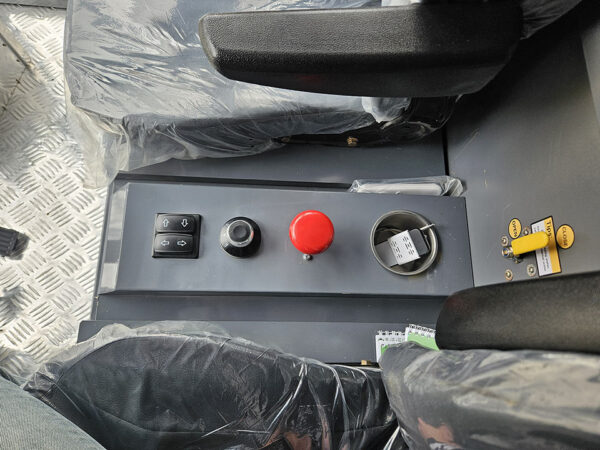 Подметально-уборочная вакуумная машина SV-25G Pro Max