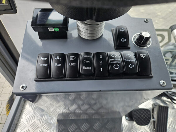 Подметально-уборочная вакуумная машина SV-25G Pro Max